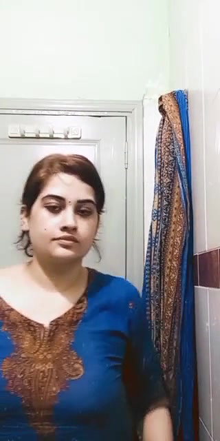 Indian Sexy Bhabhi Ne Bathroom Me Ja Kar Apni Chuchi Aur Bur Me Ungli Daala