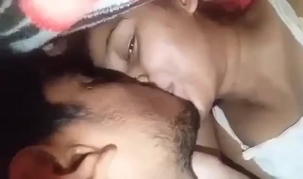 Kambal Ghussa Kar Girlfriend Ki Narm Narm Chuchi Dabai Aur Pela