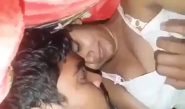 Kambal Ghussa Kar Girlfriend Ki Narm Narm Chuchi Dabai Aur Pela