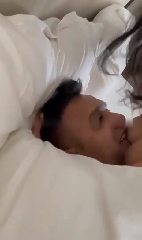 NRI Bhabhi Ko Lund Par Chada Kar Uski Chuchi Ko Chussa