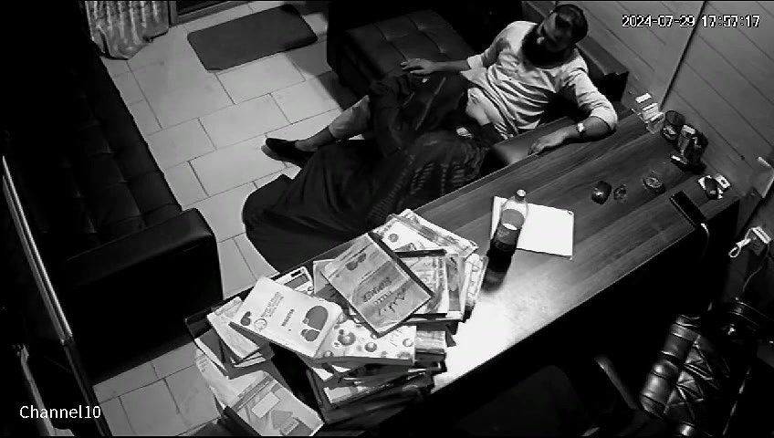 Office Me Bhukha Utha Kar Staff Ki Bur Ki Chudai Ki Web Cam