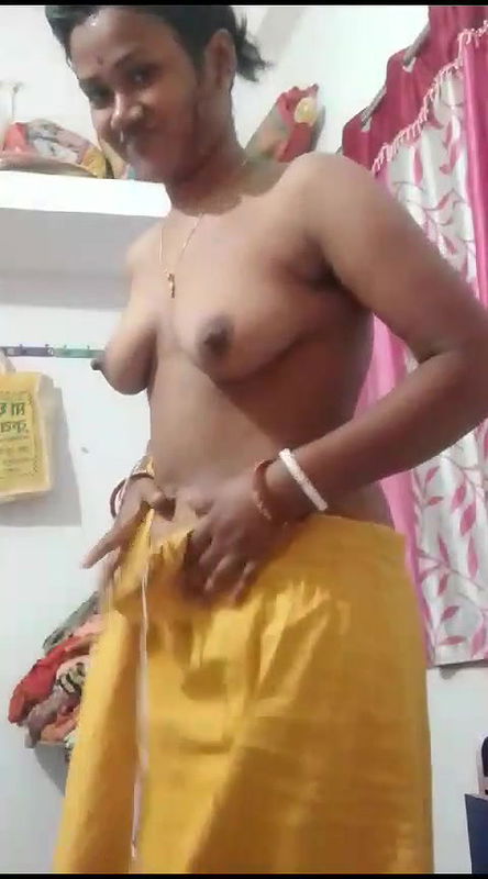 Village Bhabhi Ne Apni Sexy Bur Aur Chuchi Ko Dekhaya Apne Love Ko Video Call Par