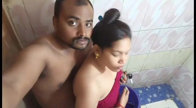 Wife Ke Manna Karne Ke Baad Bhi Husband Ne Wife Ko Bathroom Me Pel Diya
