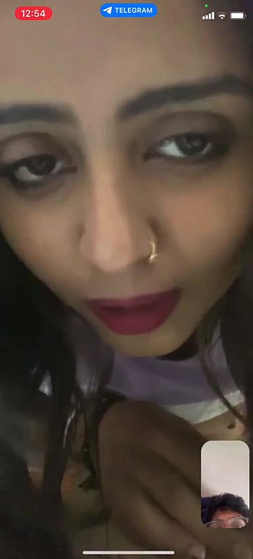 Mature GF showing on video call leak