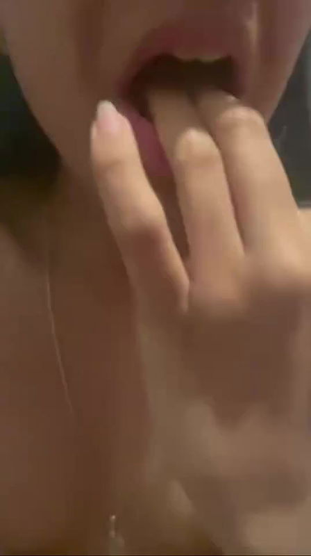 hot girl mouth fingering