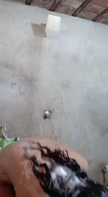 nangi ladki nahate hue video banayi