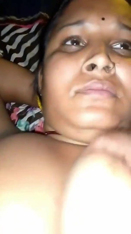 nangi moti bahbhi ne chut mein baigan ghusayi