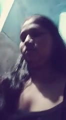 ladki ne chuche dikhayi