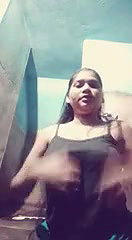 ladki ne chuche dikhayi