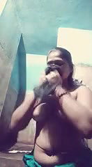 ladki ne chuche dikhayi