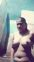 ladki ne chuche dikhayi