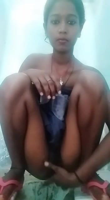 ladki ne chut mein ungli kri