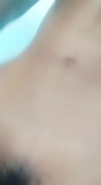 ladki ne chut mein ungli kri