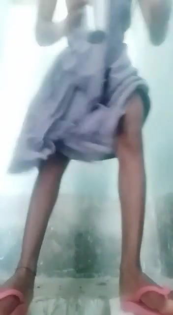 ladki ne chut mein ungli kri