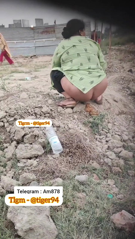 sexy girl hag rahi khule me