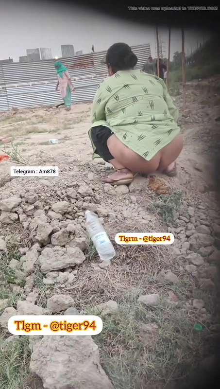 sexy girl hag rahi khule me