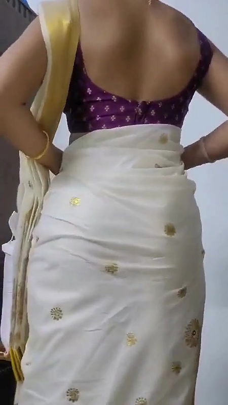 Sexy Mallu Girl Taking Off Her Saree