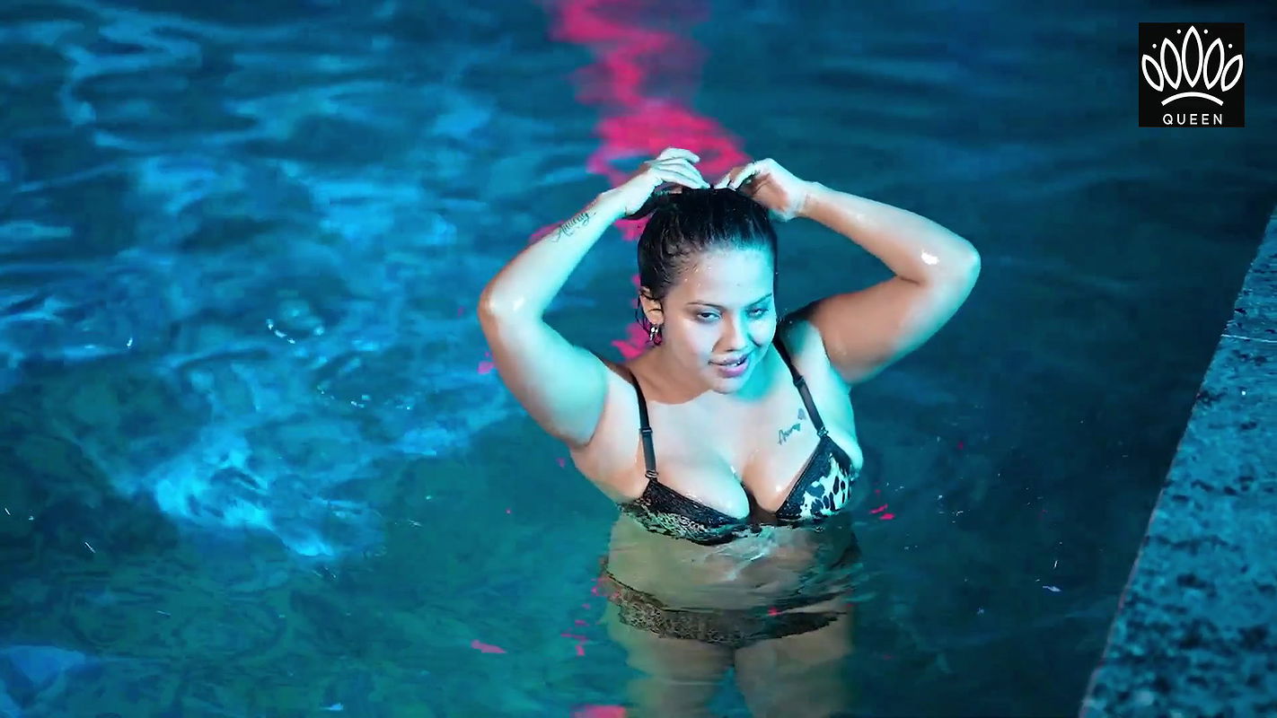 Queen Production Bong Fashion Queen in Swimsuit