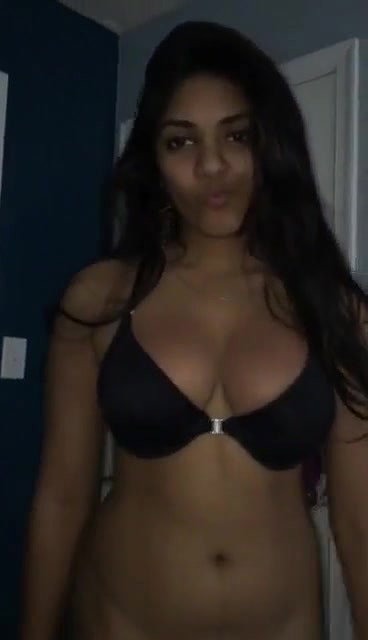 Desi Ladki Ne Apni Sexy Gand Ko Dikhaya Aur Apne Boobs Ko Bhi Dekhaya
