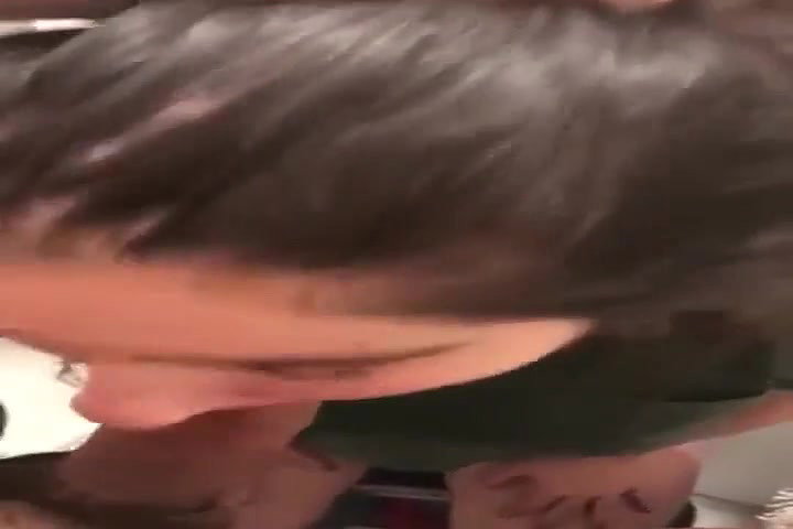 Zoya Ko Ladies Toilet Me Ghussa Kar Land Chusaya Aur Uski Chut Ki Chudai Ki