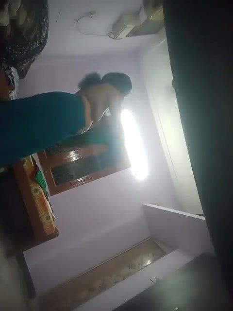 kapde kholte hue boob dikhi