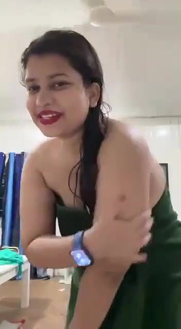 towel kholke nnagi video banayi