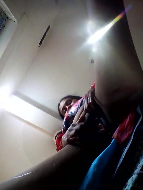 Mature aunty showing her dripping pussy juice