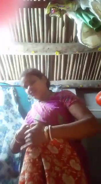 Yellow saree aunty stripped saree video for lover 28