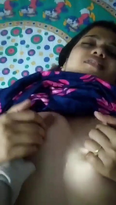 Desi Bhavi Ki Phuli Hui Chut Ki Jordar Chudai Ki Aur Uske Mulayam Chuchi Bhi Chusa