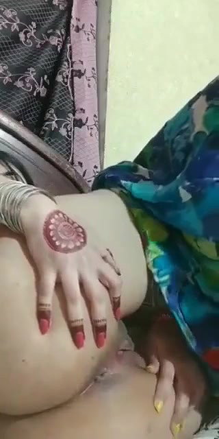 Desi Bhavi Ne Apni Salwar Khol Kar Apni Chut Ka Darsan Karwaya Uski Chut Bahut Pyari Thi