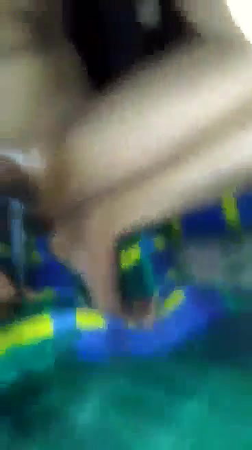 Ladki Ke Bur Me Itna Josh Tha Ki Usne Apne Bur Me Lamba Sa Torch Gussa Liya