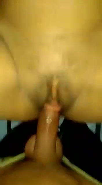 Bagal Flat Me Rahne Wali Bhavi Ko Raat Me Uska Bur Faila Faila Kar Land Gussaya Aur Chudai Ki