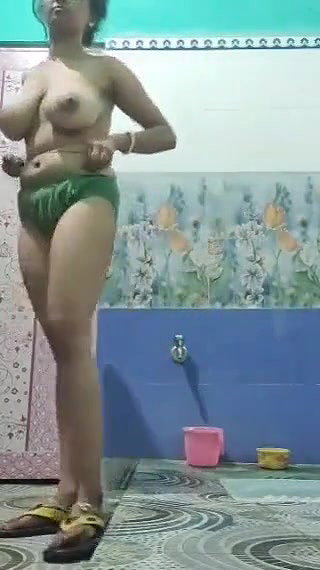 Desi Bhavi Bathroom Me Ja Kar Apna Chuchi Aur Bur Ka Video Viral Kiya