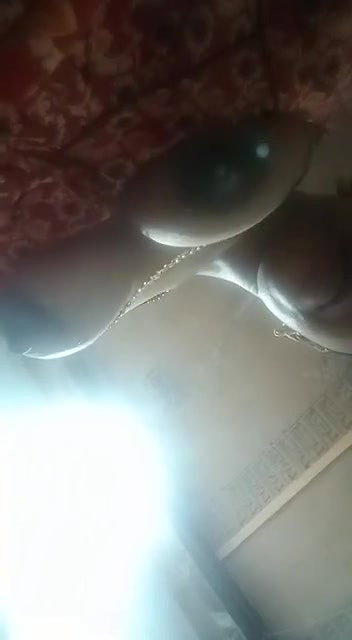 Desi Mallu Bhabhi Shows Her Milky Boobs and Fingering