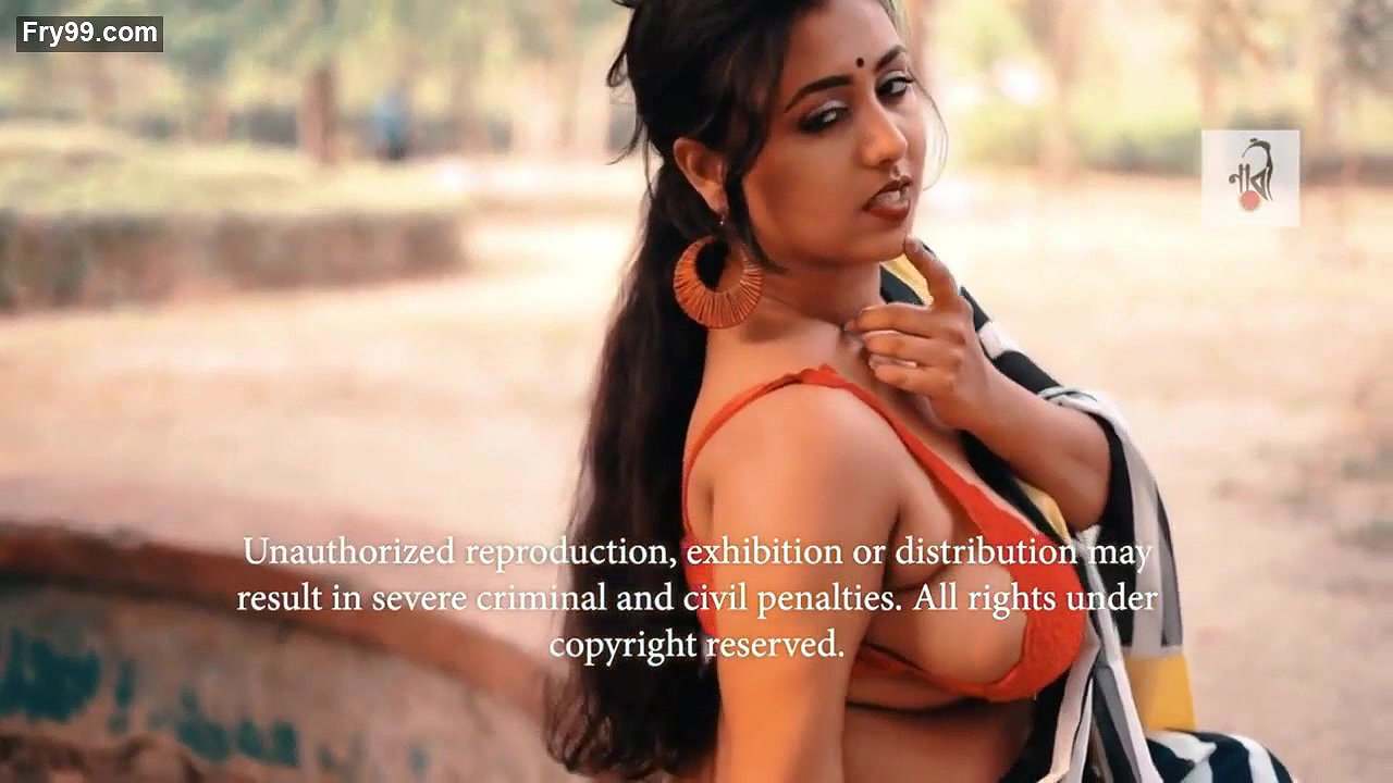 Moni Latest Topless Saree Video