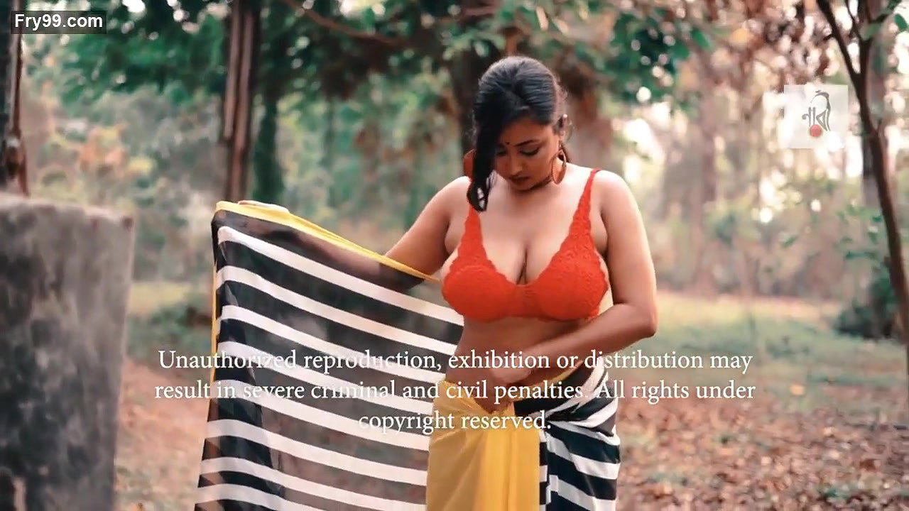 Moni Latest Topless Saree Video