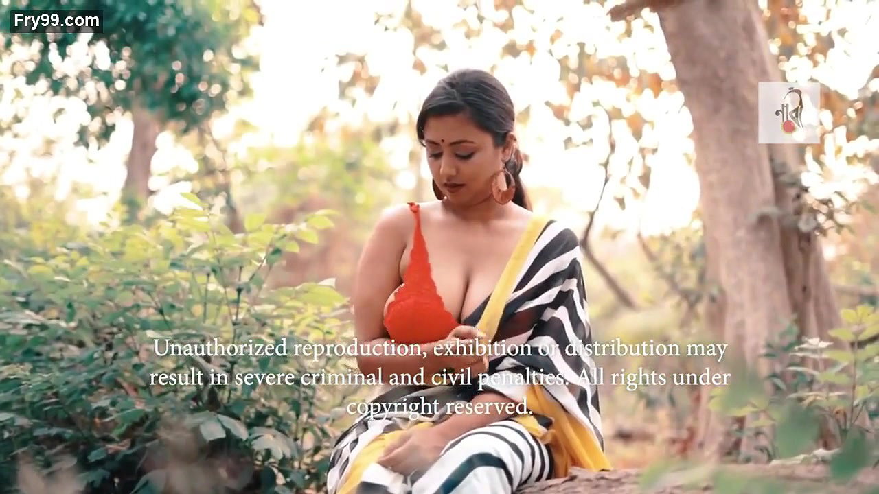Moni Latest Topless Saree Video