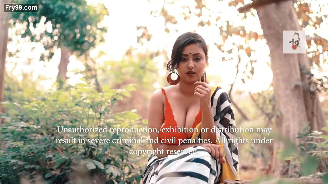 Moni Latest Topless Saree Video