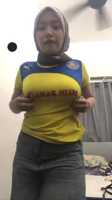 hijabi girl boobs showing