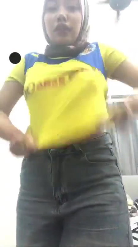 hijabi girl boobs showing