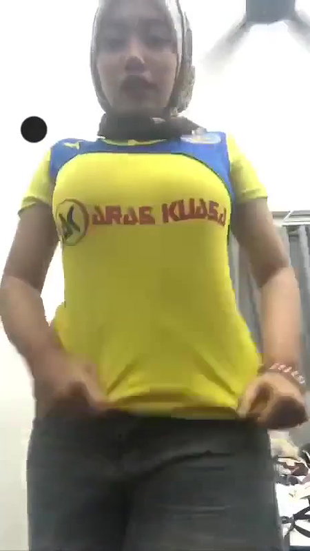 hijabi girl boobs showing