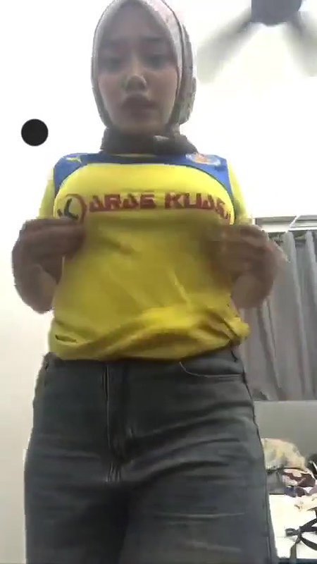 hijabi girl boobs showing