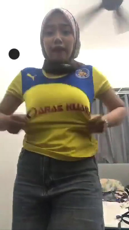 hijabi girl boobs showing