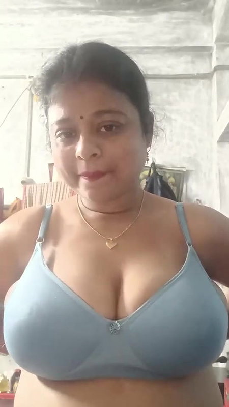 tanker boudi boobs showing for lover