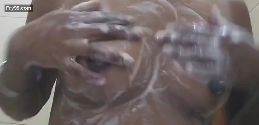 Desi aurat apne pati ko soap se massage karke dikhaate huye video bhai ne chori se leak krdiya part. 1.