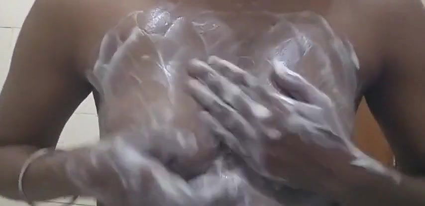 Desi aurat apne pati ko soap se massage karke dikhaate huye video bhai ne chori se leak krdiya part. 1.