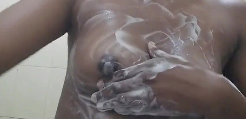 Desi aurat apne pati ko soap se massage karke dikhaate huye video bhai ne chori se leak krdiya part. 1.