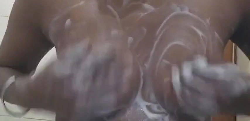 Desi aurat apne pati ko soap se massage karke dikhaate huye video bhai ne chori se leak krdiya part. 1.
