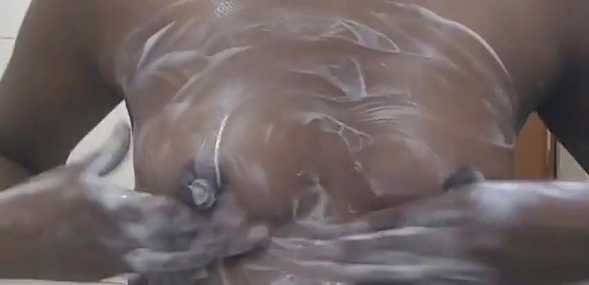 Desi aurat apne pati ko soap se massage karke dikhaate huye video bhai ne chori se leak krdiya part. 1.