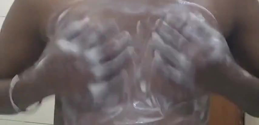 Desi aurat apne pati ko soap se massage karke dikhaate huye video bhai ne chori se leak krdiya part. 1.